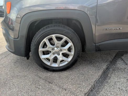 Used 2018 Jeep Renegade Latitude w/ Cold Weather Group FWD image 9