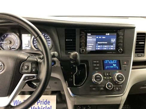 Used 2019 Toyota Sienna XLE FWD image 19