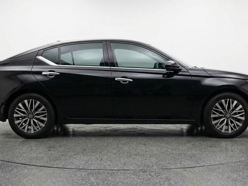 Used 2025 Nissan Altima 2.5 SV image 11