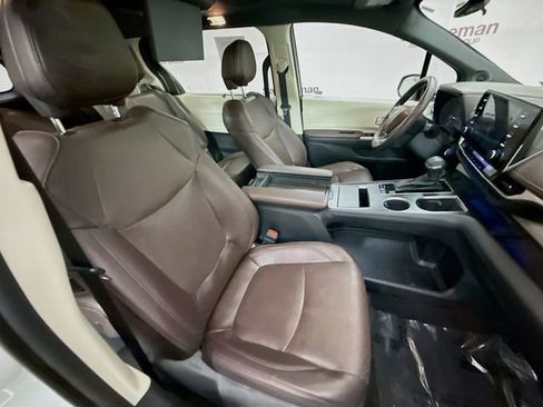 Used 2022 Toyota Sienna Platinum FWD image 31