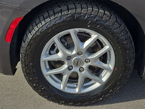 Used 2021 Chrysler Pacifica Touring-L image 7