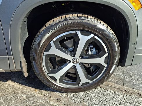 Certified 2025 Volkswagen Tiguan SE image 8