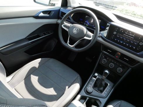 Certified 2022 Volkswagen Taos SE AWD/4WD image 9