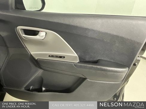 Used 2017 Kia Niro FE FWD image 21