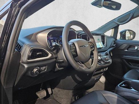 New 2026 Chrysler Pacifica Select image 3