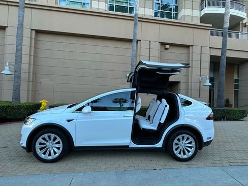 Used 2018 Tesla Model X 75D AWD/4WD image 16