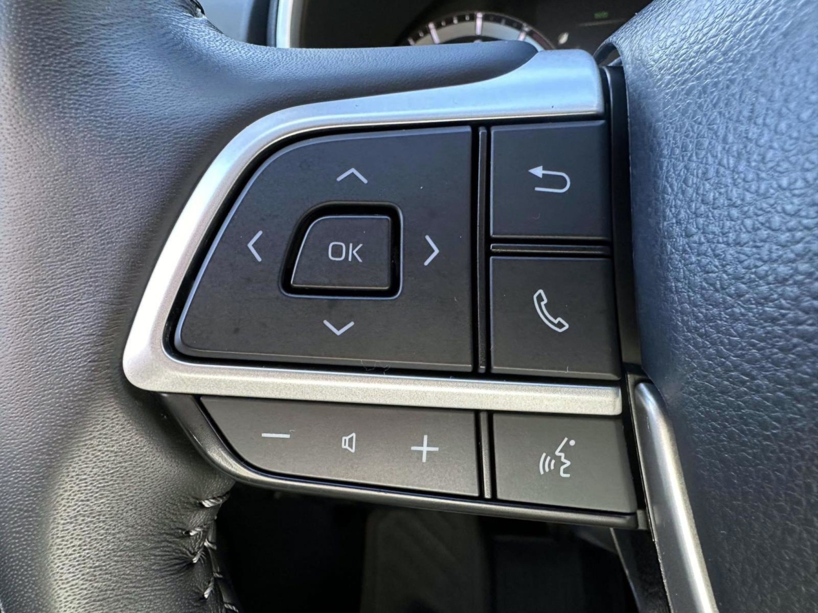 Used 2024 Toyota Highlander XLE AWD/4WD image 17