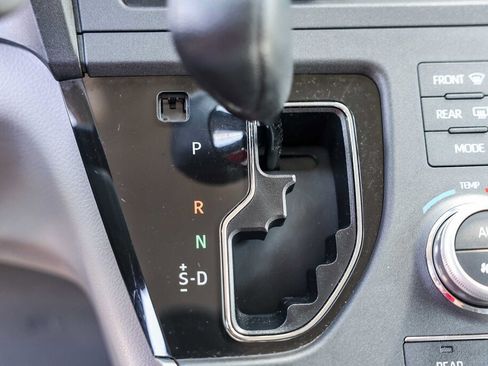 Used 2020 Toyota Sienna LE w/ Carpet Mat Package FWD image 13