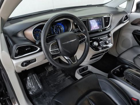 Used 2020 Chrysler Voyager Lxi image 3