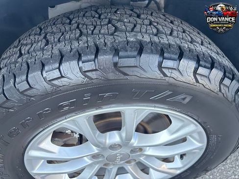 Used 2020 Jeep Cherokee Latitude w/ Cold Weather Group AWD/4WD image 27