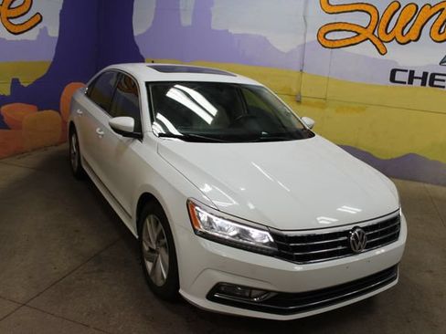 Used 2018 Volkswagen Passat 2.0T SE FWD image 2