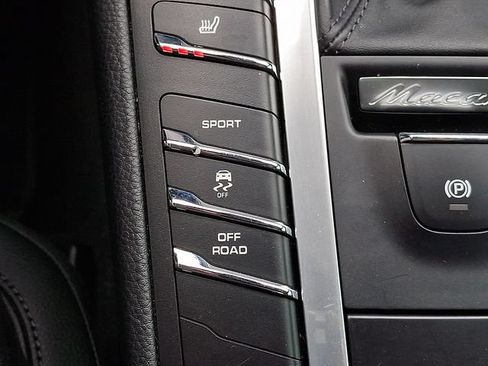 Certified 2021 Porsche Macan AWD/4WD image 27