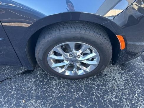 Used 2021 Chrysler Pacifica Touring-L w/ Premium & Safety Sphere Group image 4