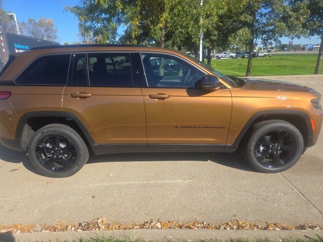 New 2027 Jeep Grand Cherokee Limited w/ Limited Altitude Package AWD/4WD image 5