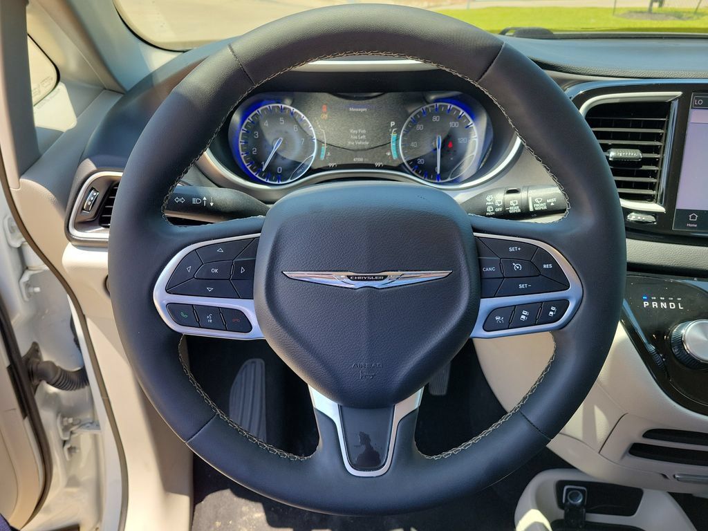 Used 2024 Chrysler Pacifica Touring-L FWD image 17