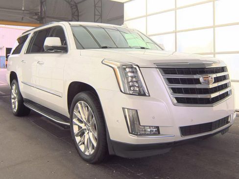 Used 2019 Cadillac Escalade ESV Luxury AWD/4WD image 2