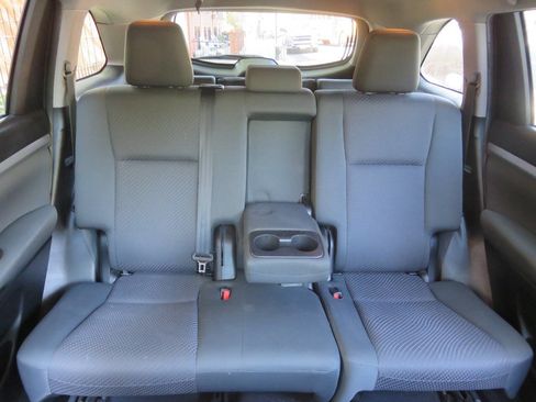 Used 2019 Toyota Highlander LE AWD/4WD image 23