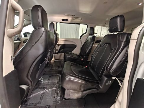 Used 2024 Chrysler Pacifica Touring-L FWD image 25