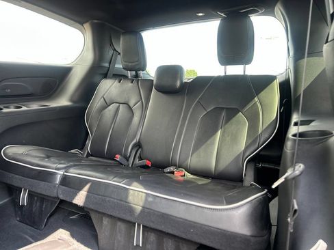Used 2026 Chrysler Pacifica Limited FWD image 7