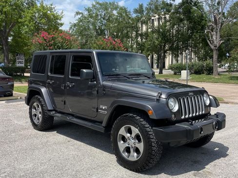 Used 2018 Jeep Wrangler Unlimited Sahara w/ Connectivity Group AWD/4WD image 7