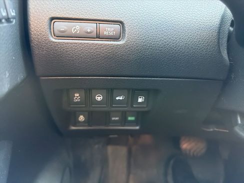 Used 2018 Nissan Rogue SL w/ Premium Package image 18