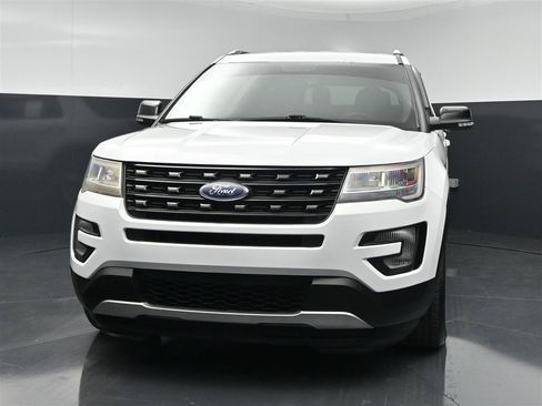 Used 2017 Ford Explorer XLT w/ Equipment Group 201A AWD/4WD image 2