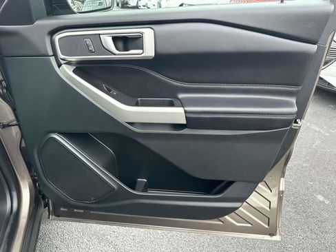 Used 2021 Ford Explorer XLT image 6