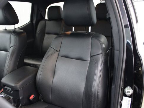 Used 2016 Toyota Tacoma TRD Sport w/ Premium & Technology Package image 17