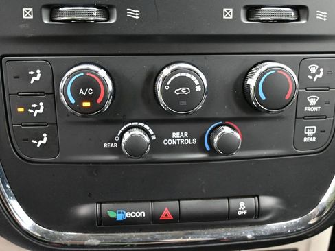 Used 2019 Dodge Grand Caravan SE image 22