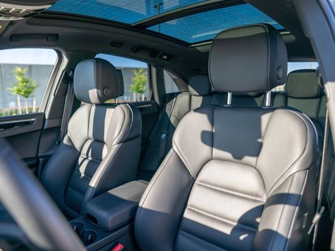 Certified 2026 Porsche Macan AWD/4WD image 5