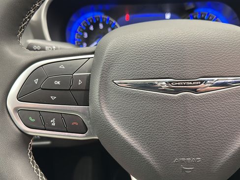 Used 2025 Chrysler Pacifica Select FWD image 17