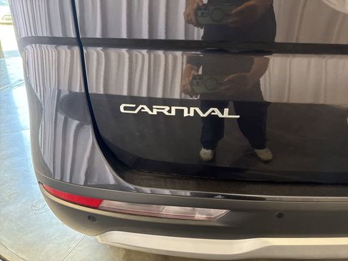 Used 2024 Kia Carnival EX image 9