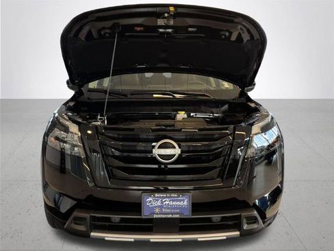Certified 2025 Nissan Pathfinder Platinum w/ Black Appearance Package AWD/4WD image 5