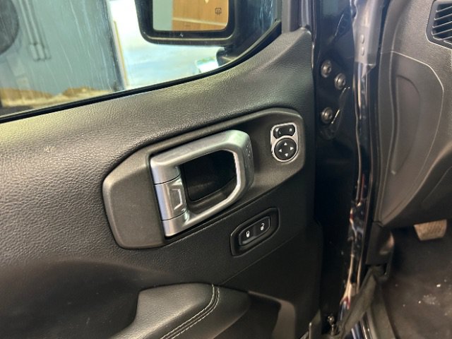 Used 2019 Jeep Wrangler Unlimited Sahara AWD/4WD image 12