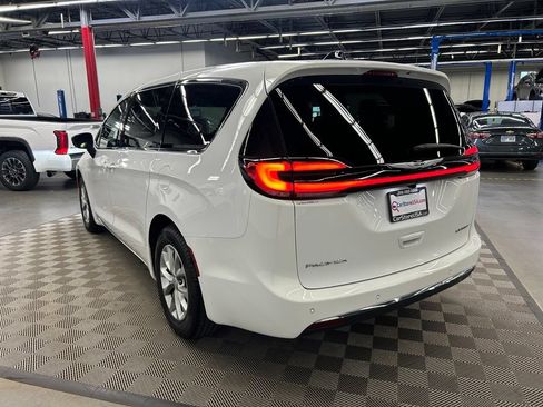 Used 2026 Chrysler Pacifica Limited FWD image 5