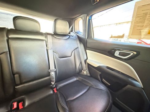 Used 2025 Jeep Compass Limited image 37