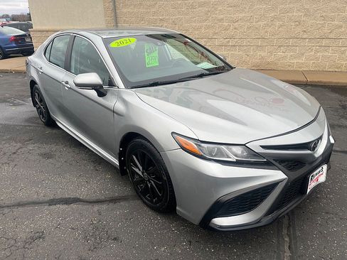 Used 2021 Toyota Camry SE image 4