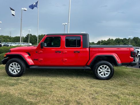 Used 2023 Jeep Gladiator Sport AWD/4WD image 6