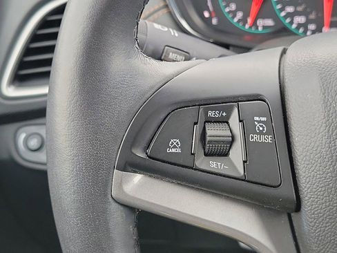 Used 2022 Chevrolet Trax LT w/ LT Convenience Package image 11