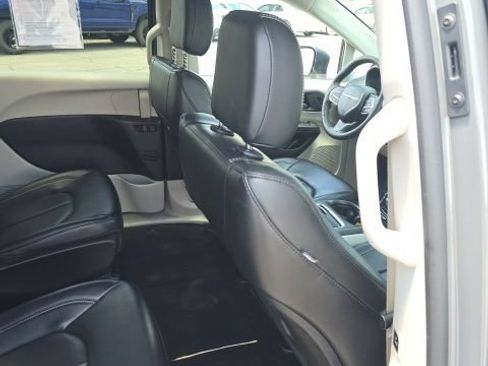Used 2023 Chrysler Pacifica Touring-L FWD image 28