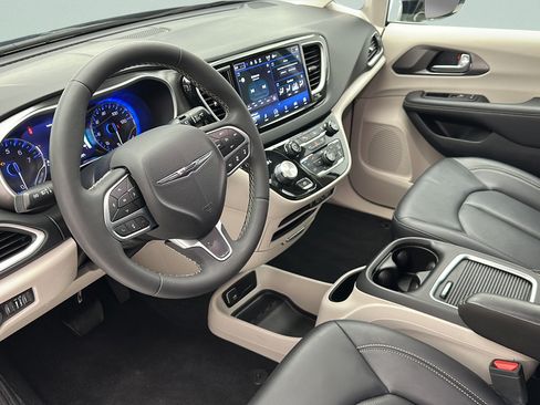 Used 2024 Chrysler Pacifica Touring-L FWD image 11
