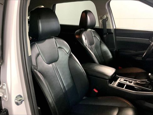 Certified 2024 Kia Sorento S image 7