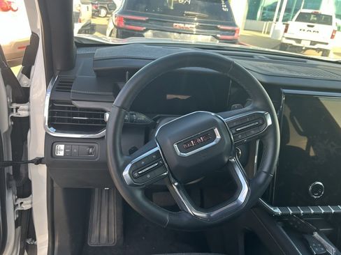 Used 2025 GMC Acadia Elevation image 11