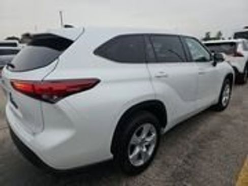 Used 2023 Toyota Highlander LE image 6