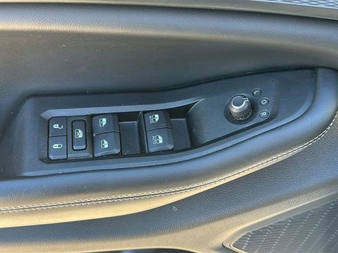 Used 2023 Jeep Grand Cherokee Laredo image 12