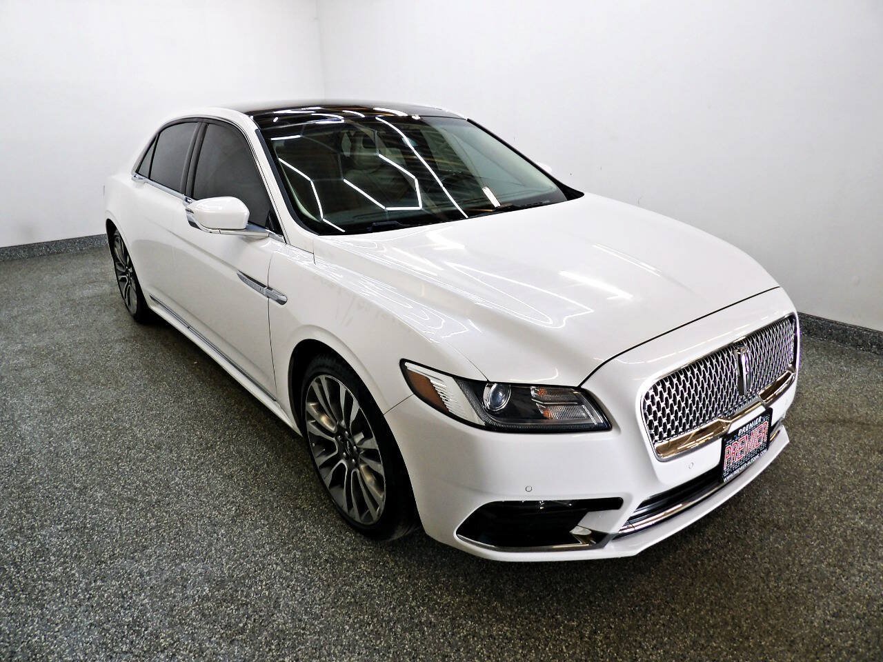 Used 2017 Lincoln Continental Select w/ Climate Package FWD image 3