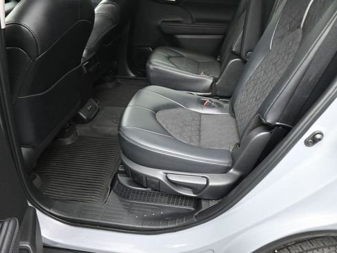 Used 2024 Toyota Highlander XLE image 19