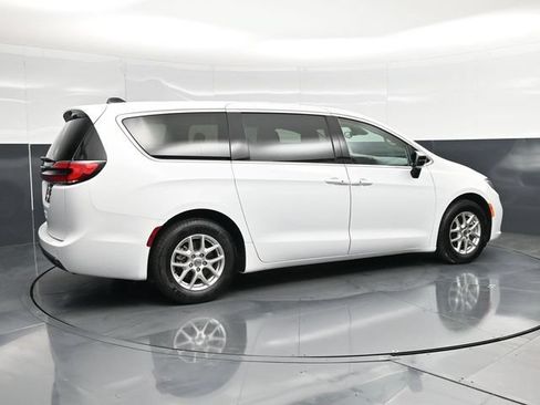 Certified 2024 Chrysler Pacifica Touring-L FWD image 2
