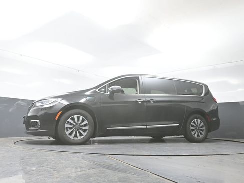 Used 2023 Chrysler Pacifica Limited image 29