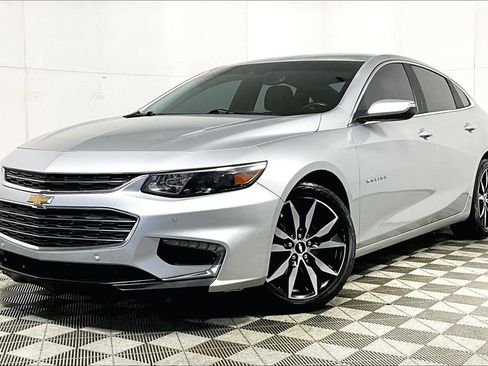 Used 2017 Chevrolet Malibu LT w/ Driver Confidence Package image 2